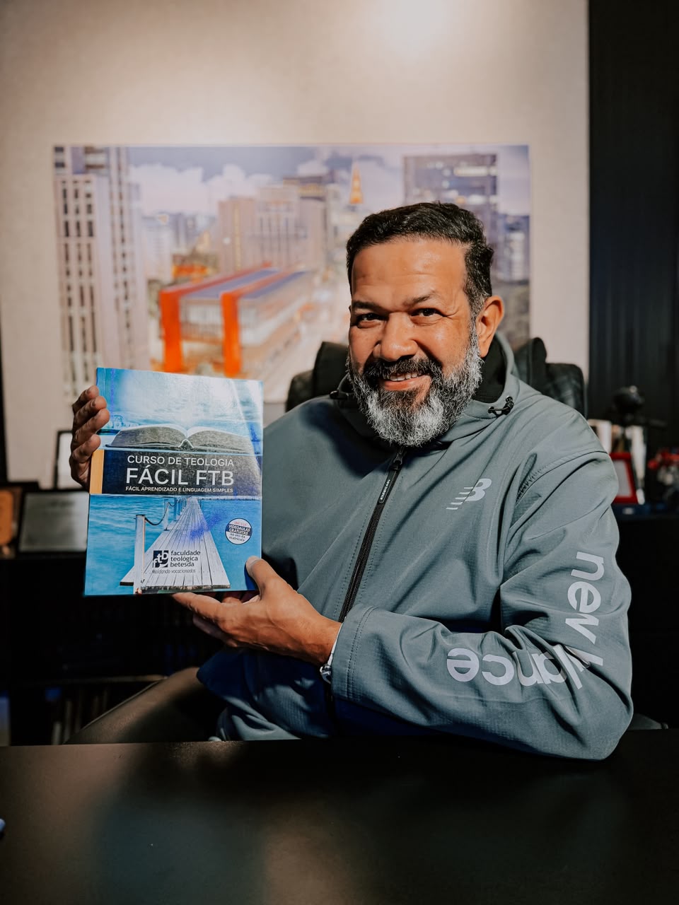 Pastor Sezar Cavalcante, professor do curso Teologia Fácil